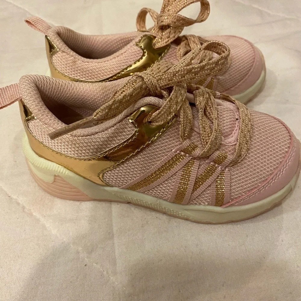 Oshkosh B’gosh Sneakers size 7 (FL)